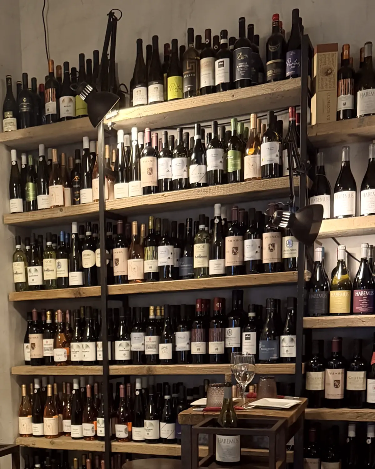La parete dei vini di MASTO